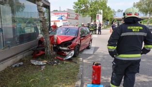Auto in Wels-Neustadt frontal gegen Baum gekracht