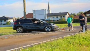 Eine verletzte Person bei Verkehrsunfall auf Lamprechtshausener Straße in Neukirchen an der Enknach