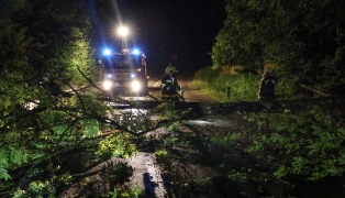 Gewitterlinie mit orkanartigen Sturmböen sorgt für viele nächtliche Einsatze der Feuerwehren