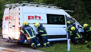 Schwerer Verkehrsunfall eines Kleintransporters auf Mühllackener Straße bei Herzogsdorf