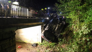 Menschenrettung: Auto landet bei schwerem Unfall überschlagen unter Brücke über den Oizingerbach