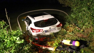 Auto im Schacherteich: Lenker bei Kremsmünster mit PKW in einem Teich gelandet