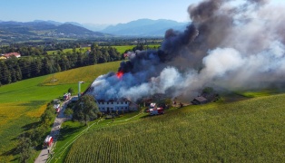 20 Feuerwehren bei Großbrand einer Hofbäckerei in Wartberg an der Krems im Einsatz
