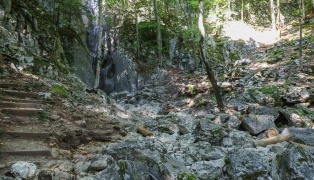 Tödlicher Unfall: Mädchen (6) bei Ausflug zu Wasserfall in Bad Ischl von Stein getroffen