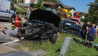 Kreuzungsunfall zwischen zwei PKW in Gaspoltshofen