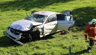 Auto mehrmals überschlagen: Schwerer Verkehrsunfall in Schlüßlberg fordert zwei Verletzte