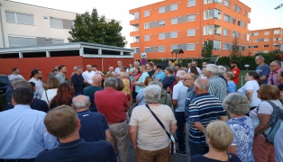 Stadtteilumfrage: Viele Interessierte bei Impulsvortrag und Rundgang zum Umfragestart in Wels-Pernau