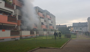 37 Personen gerettet: Großeinsatz nach Wohnungsbrand in Mehrparteienwohnhaus in Traun
