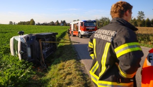 Lenker nach Unfall bei Wilhering durch Einsatzkräfte aus umgestürztem Kleintransporter befreit