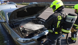 Brand im Motorraum: Drei Feuerwehren bei PKW-Brand auf Welser Autobahn in Pucking im Einsatz