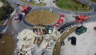 LKW mit tonnenschweren Stahlseilen in einem Kreisverkehr in Wels-Puchberg umgestürzt