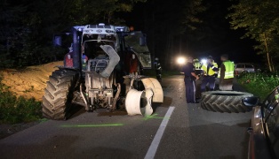 Schwierige Bergung: PKW bei Peuerbach in entgegenkommendes Traktorgespann gekracht