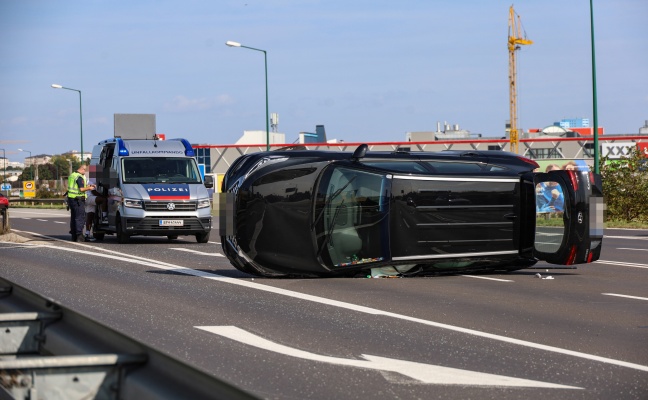 Auto bei Abfahrt von Innkreisautobahn in Wels-Waidhausen gegen Leitschiene gekracht und umgestürzt