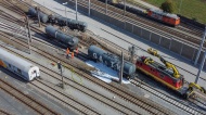 Bergearbeiten an entgleistem Güterzug auf Westbahnstrecke in Wels-Neustadt