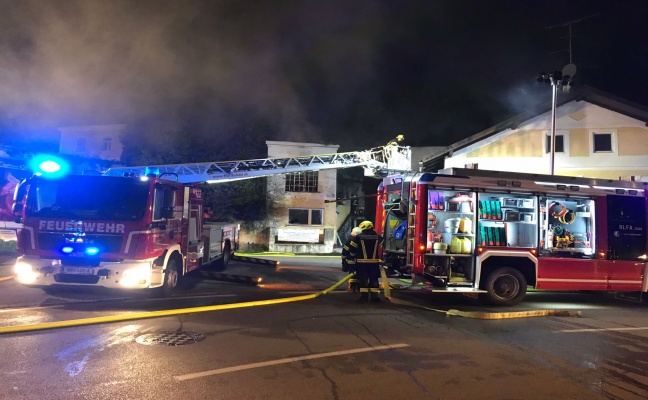 Sechs Feuerwehren bei Gebäudebrand in Helpfau-Uttendorf im Einsatz