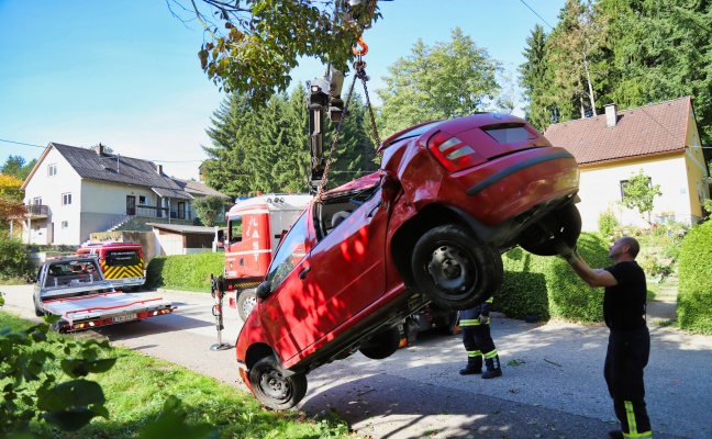 Lenker verletzt: PKW bei Verkehrsunfall in Pregarten durch Sträucher gerauscht