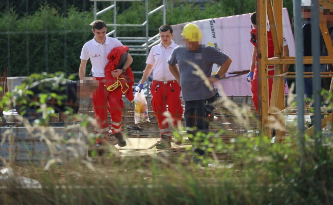 Notarzthubschrauber bei schwerem Arbeitsunfall auf Baustelle in Lambach im Einsatz