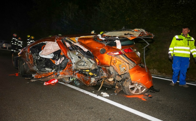 Schwerer Crash auf Braunauer Straße bei Helpfau-Uttendorf fordert vier teils Schwerverletzte