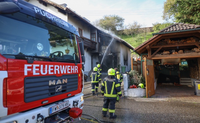 Garagenbrand breitete sich über Fassade auf Dach eines Wohnhauses in Attnang-Puchheim aus