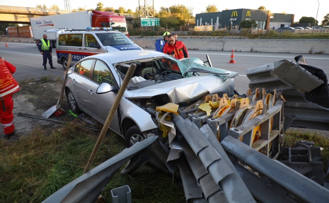 Drei Verletzte: Auto kracht auf Innkreisautobahn bei Haag am Hausruck frontal gegen Anpralldämpfer