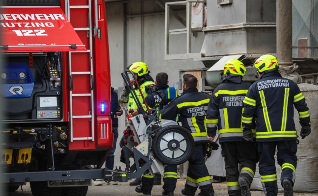 Drei Feuerwehren bei Brand in einer Trocknungsanlage eines Unternehmens in Hörsching im Einsatz