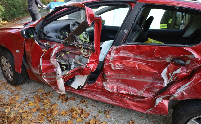 Autolenkerin nach Verkehrsunfall bei Steegen durch Feuerwehr aus Unfallfahrzeug befreit