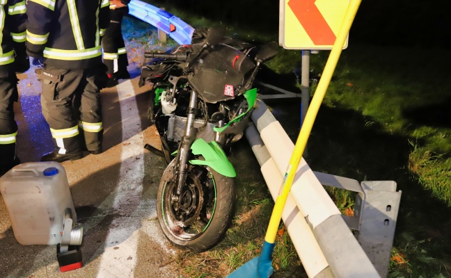 Motorradfahrer bei schwerem Verkehrsunfall in Hellmonsödt über Leitplanke geschleudert