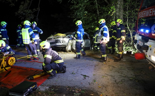 Auto gegen Baum: Vier teils Schwerverletzte bei nächtlichem Verkehrsunfall in Wartberg an der Krems