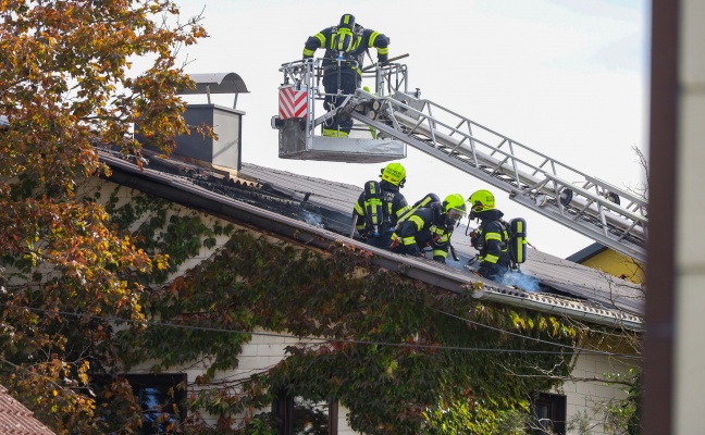 Dachstuhl eines Einfamilienhauses in Marchtrenk in Flammen