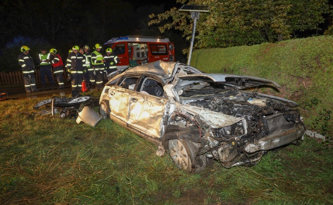 Auto bei Gunskirchen mit hoher Geschwindigkeit gegen Trafostation gekracht und mehrfach überschlagen