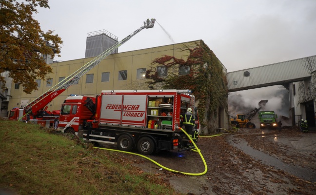 Sieben Feuerwehren bei Brand am Gelände einer Papierfabrik in Laakirchen im Einsatz
