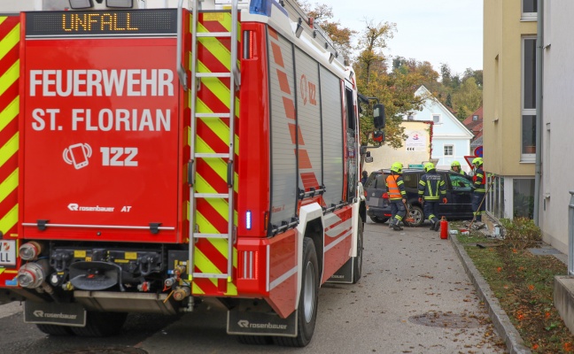 Auto bei Verkehrsunfall in St. Florian gegen Hauswand geprallt