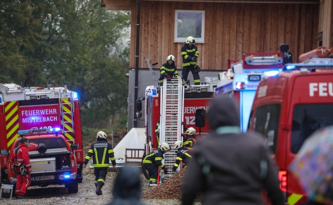 Feuerwehr mit Höhenrettern bei Personenrettung aus defektem Deckenkran in Buchkirchen im Einsatz
