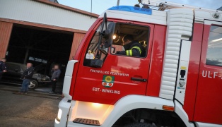 Belüftungsmaßnahmen nach Brand in einer Lagerhalle in Edt bei Lambach