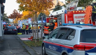 Medizinischer Notfall: Autolenkerin in Wels-Neustadt mit PKW gegen Hauswand geprallt