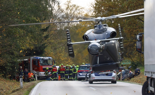 Schwerer Verkehrsunfall mit drei beteiligten PKW in Wartberg an der Krems