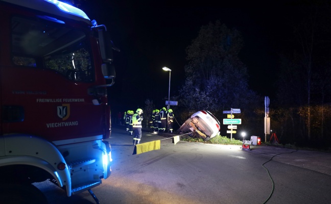 Auto bei Unfall in Scharnstein gegen Brückengeländer gekracht und in Schräglage stecken geblieben
