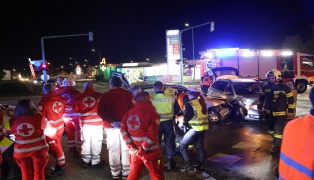 Kreuzungscrash: Größerer Einsatz nach Verkehrsunfall zwischen zwei PKW in Wels-Neustadt