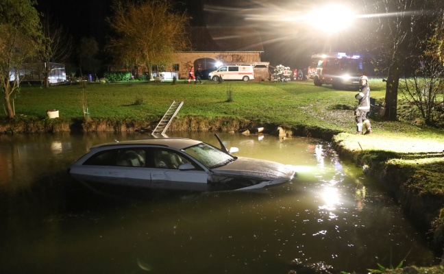 Auto bei Pollham von Straße abgekommen und in Teich gestürzt
