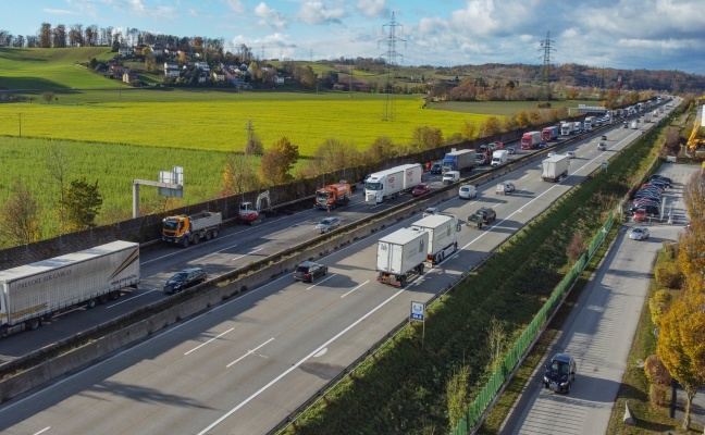 Kleintransporter zerfetzt: Stundenlange Sperre der Westautobahn nach Unfallserie bei St. Florian