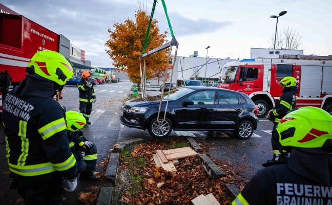 PKW in Braunau am Inn durch Feuerwehr aus Regenwassersickermulde gehoben