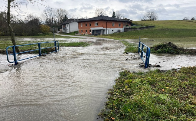 Überflutungen: Innbach und Zubringer in Pichl bei Wels nach starkem Regen über Ufer getreten