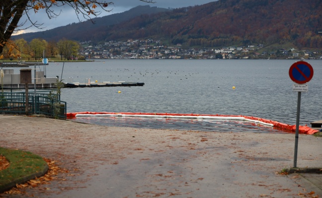 Gewässerverunreinigung im Traunsee durch ausgetretenes Öl im Ortszentrum von Altmünster