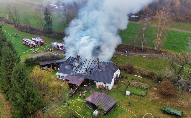 Zwölf Feuerwehren bei ausgedehntem Dachstuhlbrand in Zwettl an der Rodl im Einsatz
