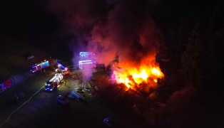 Dachstuhl in Flammen: Zwölf Feuerwehren bei Wohnhausbrand in Grünbach im Einsatz