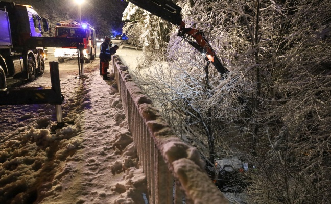 Absturz bei Schneefahrbahn: Kleintransporter auf Pyhrnpass Straße in St. Pankraz in Bach gestürzt