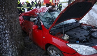 Auto bei Verkehrsunfall in Schiedlberg heftig gegen Baum geschleudert