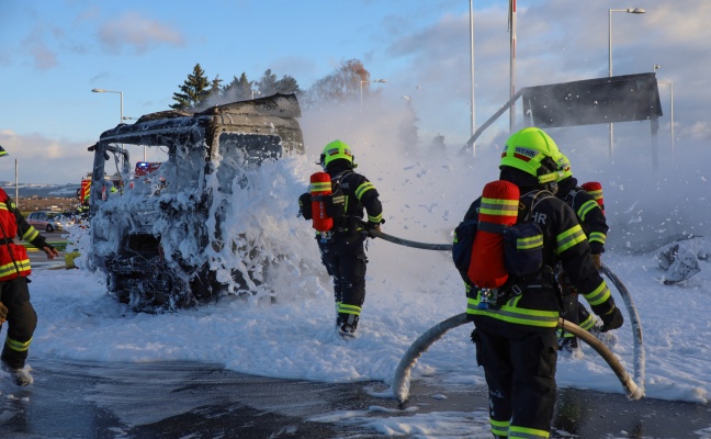 LKW in Vollbrand: Zwei Feuerwehren am Einsatzort in Pasching im Löscheinsatz