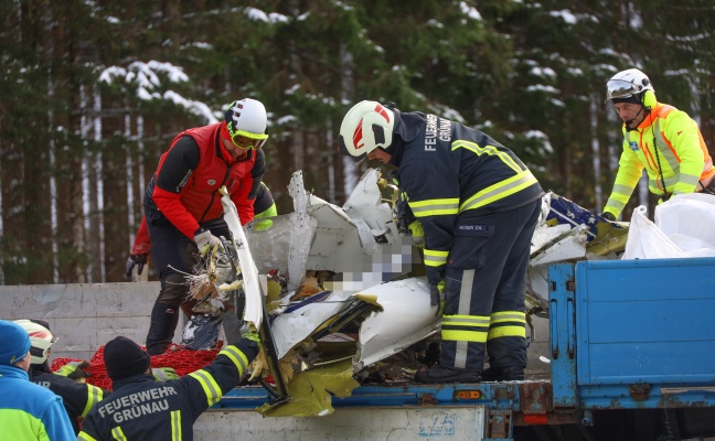 Flugzeugwrack nach Absturz mit vier Todesopfern vom Kasberg in Grünau im Almtal geborgen