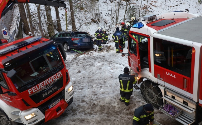 Weggerollt: Abgestelltes Auto in Grünau im Almtal in Bachbett gerollt